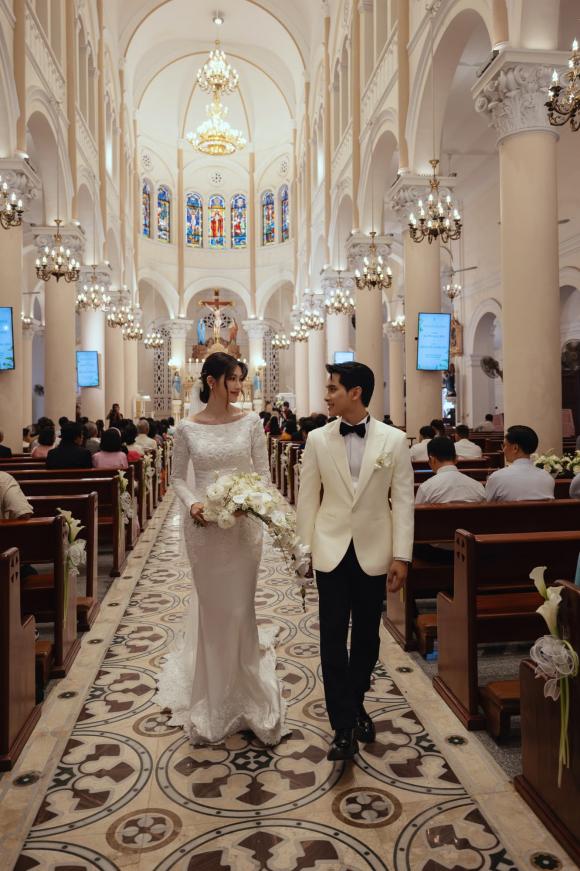 le-cuoi-nha-tho-cua-a-hau-quynh-chau-co-dau-chu-re-gay-bao-vi-visual-dep-nhu-tranh-8-ngoisaovn-w1331-h2000 7 Á hậu Quỳnh Châu, Chế Nguyễn Quỳnh Châu, sao Việt