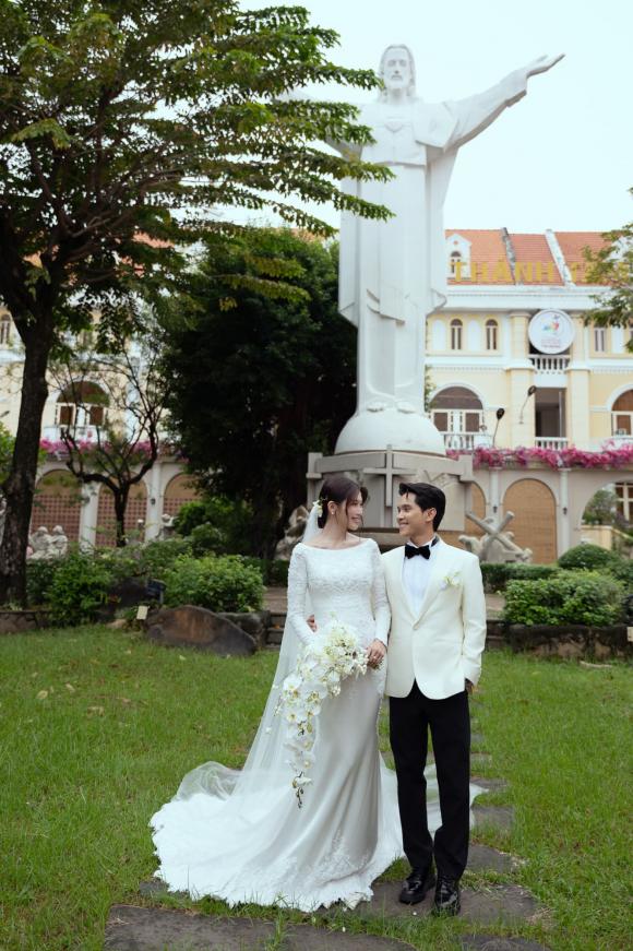 le-cuoi-nha-tho-cua-a-hau-quynh-chau-co-dau-chu-re-gay-bao-vi-visual-dep-nhu-tranh-9-ngoisaovn-w1331-h2000 1 Á hậu Quỳnh Châu, Chế Nguyễn Quỳnh Châu, sao Việt