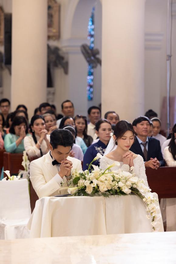 le-cuoi-nha-tho-cua-a-hau-quynh-chau-co-dau-chu-re-gay-bao-vi-visual-dep-nhu-tranh02-ngoisaovn-w2000-h2998 6 Á hậu Quỳnh Châu, Chế Nguyễn Quỳnh Châu, sao Việt