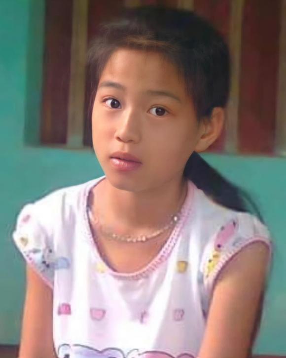 Hậu làm dâu hào môn, Hoa hậu Đỗ Thị Hà gây sốt với loạt ảnh thời bé, xinh xắn cỡ này bảo sao ai cũng mê!  (9).jpg 3 đỗ thị hà, sao việt