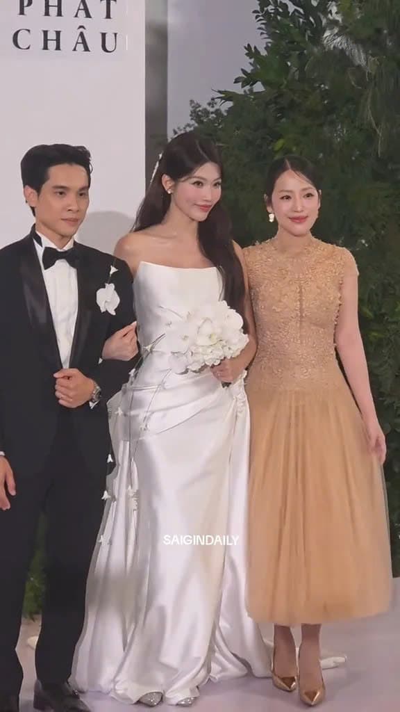 Nửa showbiz đến chúc phúc Á hậu Quỳnh Châu Hoà Minzy diện váy xuyên thấu, Ngô Kiến Huy - Khổng Tú Quỳnh đụng mặt  (12).jpg 1 hoà minzy, ngô kiến huy, khổng tú quỳnh, chế nguyễn quỳnh châu, quỳnh châu, sao việt