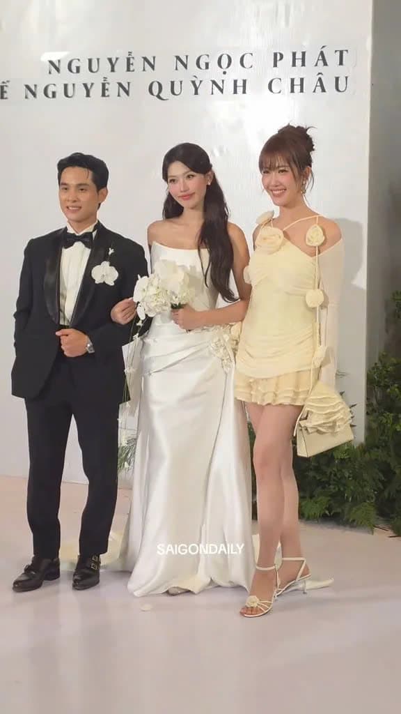 Nửa showbiz đến chúc phúc Á hậu Quỳnh Châu Hoà Minzy diện váy xuyên thấu, Ngô Kiến Huy - Khổng Tú Quỳnh đụng mặt  (12).jpg 0 hoà minzy, ngô kiến huy, khổng tú quỳnh, chế nguyễn quỳnh châu, quỳnh châu, sao việt
