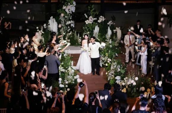 Nửa showbiz đến chúc phúc Á hậu Quỳnh Châu Hoà Minzy diện váy xuyên thấu, Ngô Kiến Huy - Khổng Tú Quỳnh đụng mặt  (12).jpg 5 hoà minzy, ngô kiến huy, khổng tú quỳnh, chế nguyễn quỳnh châu, quỳnh châu, sao việt