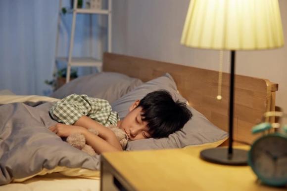 trẻ ngủ với mẹ 0 trẻ ngủ với mẹ, giáo dục con, con ngủ, trẻ không ngủ với mẹ