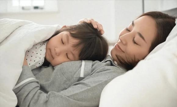 trẻ ngủ với mẹ 1 trẻ ngủ với mẹ, giáo dục con, con ngủ, trẻ không ngủ với mẹ