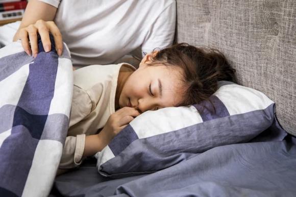 trẻ ngủ với mẹ 2 trẻ ngủ với mẹ, giáo dục con, con ngủ, trẻ không ngủ với mẹ