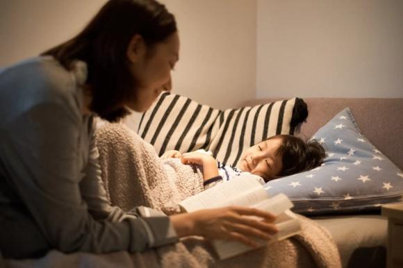 trẻ ngủ với mẹ 3 trẻ ngủ với mẹ, giáo dục con, con ngủ, trẻ không ngủ với mẹ
