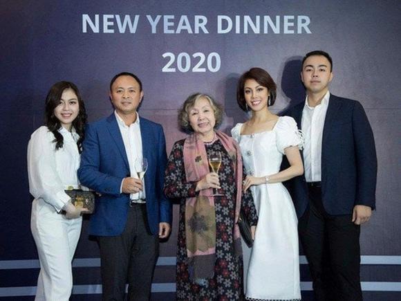 ‘Cậu cả’ kín tiếng kế thừa gia tộc nghìn tỷ nổi tiếng Việt Nam: Tốt nghiệp Đại học danh tiếng, từng dính nghi vấn hẹn hò một hot girl đình đám 2 gia tộc nghìn tỷ nổi tiếng Việt Nam, gia tộc sơn kim