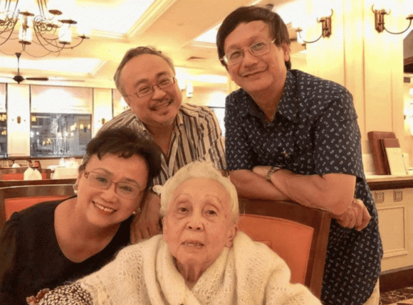 Gia đình hiếm hoi của Việt Nam có 3 mẹ con là NSND: Người nhận danh hiệu khi mới 26 tuổi; Người sở hữu loạt Huân chương cao quý 4 Gia đình hiếm hoi của Việt Nam, gia đình NSND đặng thái sơn