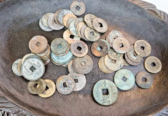 02-dong-tien-dau-tien-cua-viet-nam-1.jpg 2 đồng Thái Bình hưng bảo, đồng tiền đầu tiên của nước ta, đồng Thiên Phúc trấn bảo