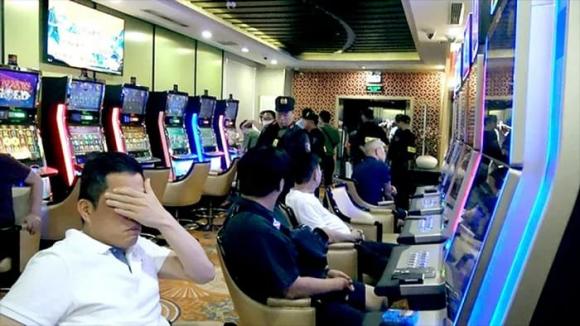 Ngoài Vũ Hà, thêm 1 nam ca sĩ liên quan vụ đánh bạc hơn 2.500 tỷ ở Pullman: 'Đốt' số tiền lên đến 112 tỷ đồng 0 Vụ đánh bạc ở khách sạn Pullman, ca sĩ vũ hà đánh bạc