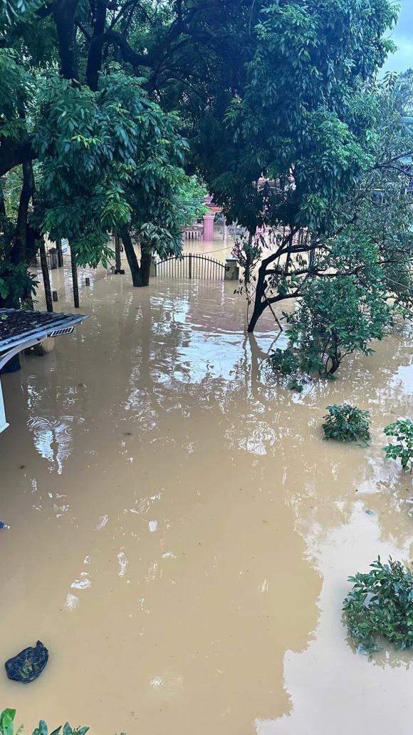 Biệt thự 500m2 của Long Nhật ở Huế 'chìm trong biển nước', nam ca sĩ xót xa: 'Nước gần ngập bàn thờ mẹ' 0 Biệt thự nhà long nhật, ca sĩ long nhật, sao việt