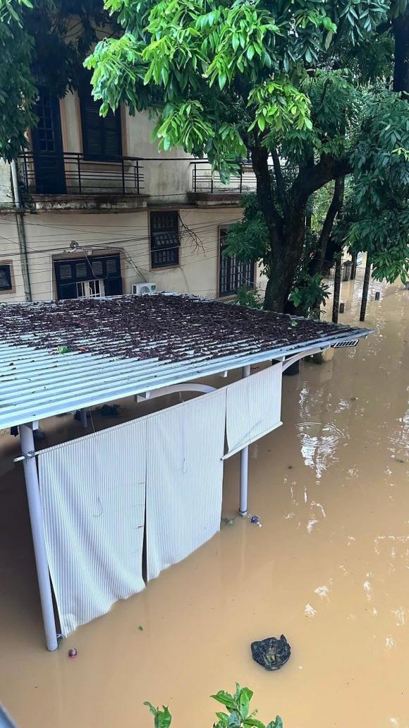 Biệt thự 500m2 của Long Nhật ở Huế 'chìm trong biển nước', nam ca sĩ xót xa: 'Nước gần ngập bàn thờ mẹ' 1 Biệt thự nhà long nhật, ca sĩ long nhật, sao việt