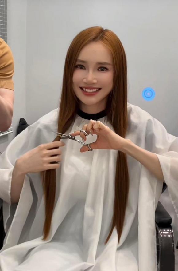 nha-phuong-gay-tranh-cai-khi-cat-toc-de-hien-tang-vi-dieu-nay-2-ngoisaovn-w948-h1440 7 diễn viên Nhã Phương, danh hài Trường Giang, sao Việt