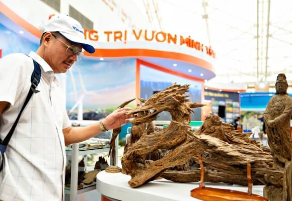 trầm hương, trầm hương hình rồng, Hội chợ Mùa Thu 2025 tại Hà Nội, Rồng Ngậm Ngọc, Quảng Trị 