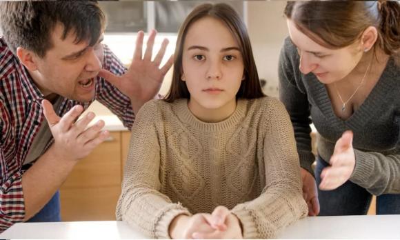 trẻ bị la mắng 0 trẻ em, chăm con, trẻ thường xuyên bị la mắng, la mắng trẻ