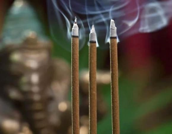 thắp hương, ban thờ Thần Tài