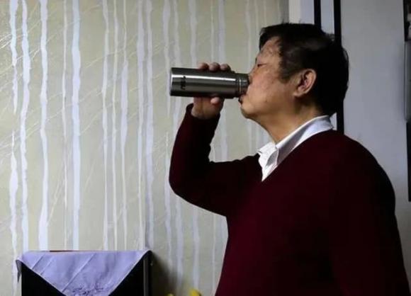 uống nước đêm khuya 0 uống nước lạnh đêm khuya, kiến thức