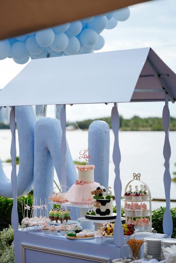 ha-ho-thue-ca-san-khach-san-mung-sinh-nhat-2-con-hanh-dong-sau-do-danh-cho-vung-lu-moi-dang-ne-9-ngoisaovn-w1201-h1800 4 ca sĩ Hồ Ngọc Hà sao Việt