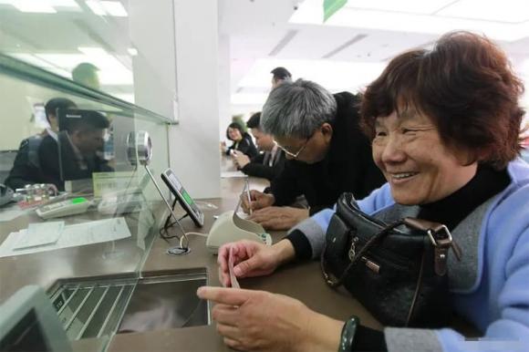 tien-tiet-kiem (1).jpg 0 nghỉ hưu, người già, tiết kiệm tiền