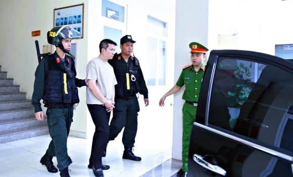 02-chong-doan-di-bang-bi-bat-3.jpg 0 chồng ca sĩ Đoàn Di Băng, Tổng giám đốc VB Group, chồng Đoàn Di Băng bị bắt, sao Việt