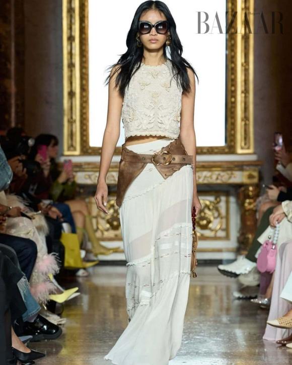 chan-dai-22vuot-mat22-hoang-thuy-trinh-dien-cho-show-chinh-thuc-cua-chanel-la-ai-10-ngoisaovn-w1080-h1350 4 Huỳnh Tú Anh, người mẫu, sao Việt