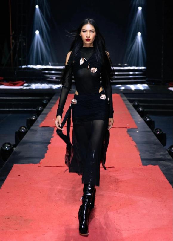 chan-dai-22vuot-mat22-hoang-thuy-trinh-dien-cho-show-chinh-thuc-cua-chanel-la-ai-8-ngoisaovn-w1365-h1897 12 Huỳnh Tú Anh, người mẫu, sao Việt