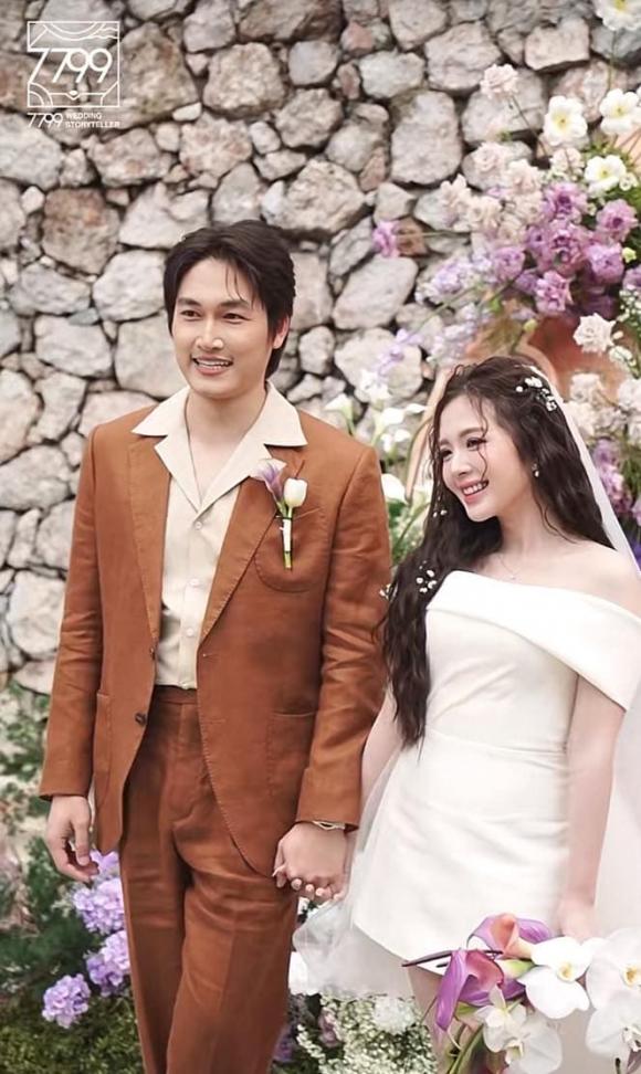 Vợ chồng Đình Tú - Ngọc Huyền gây sốt với visual ngày cưới, cô dâu khoe vai trần cuốn hút khó rời mắt11.jpg 0 Đình Tú, Ngọc Huyền, sao Việt