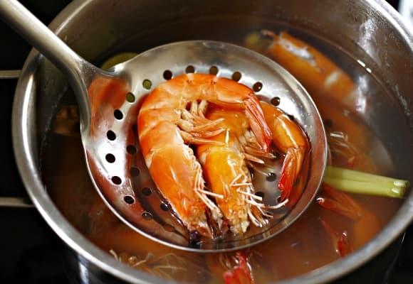 06-luoc-tom-1.jpg 2 luộc tôm, tôm luộc, mẹo hay, bí quyết luộc tôm