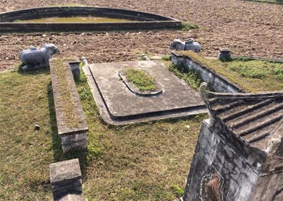 bi-an-ngoi-mo-co-nam-don-doc-giua-canh-dong-o-ngoai-thanh-ha-noi-luon-co-nguoi-tuc-truc-huong-khoi-ca-tram-nam-nay (2).jpg 1 danh nhân văn hóa lịch sử Dương Lâm, Lăng mộ Dương Lâm