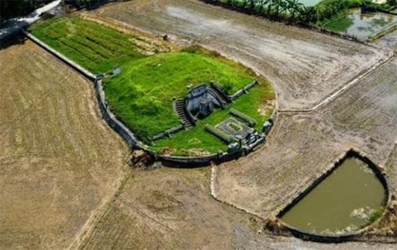 bi-an-ngoi-mo-co-nam-don-doc-giua-canh-dong-o-ngoai-thanh-ha-noi-luon-co-nguoi-tuc-truc-huong-khoi-ca-tram-nam-nay (2).jpg 0 danh nhân văn hóa lịch sử Dương Lâm, Lăng mộ Dương Lâm