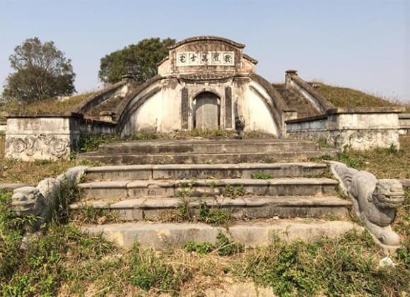 bi-an-ngoi-mo-co-nam-don-doc-giua-canh-dong-o-ngoai-thanh-ha-noi-luon-co-nguoi-tuc-truc-huong-khoi-ca-tram-nam-nay (2).jpg 0 danh nhân văn hóa lịch sử Dương Lâm, Lăng mộ Dương Lâm