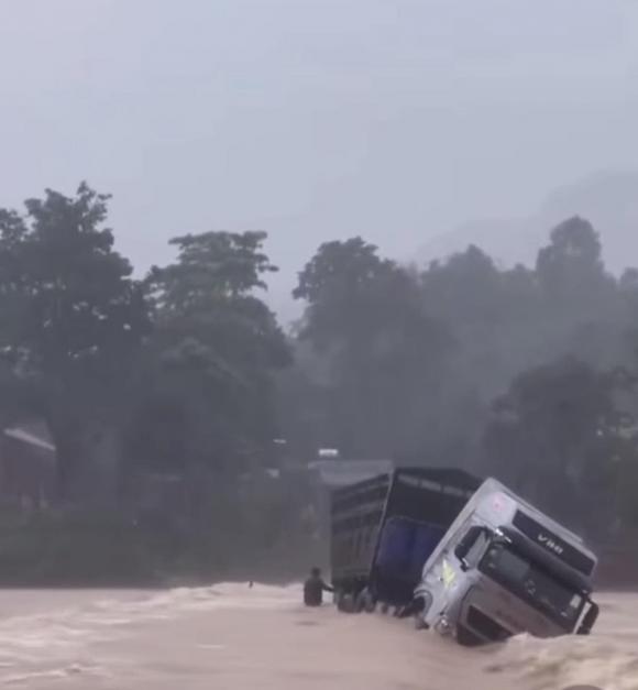 xe tải bị lũ cuốn trôi, tài xế xe tải, kiến thức