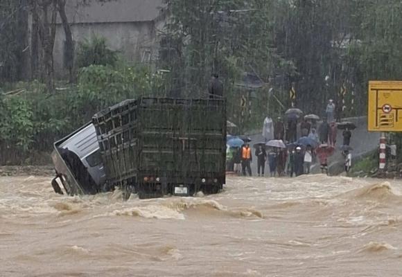 xe tải bị lũ cuốn trôi, tài xế xe tải, kiến thức