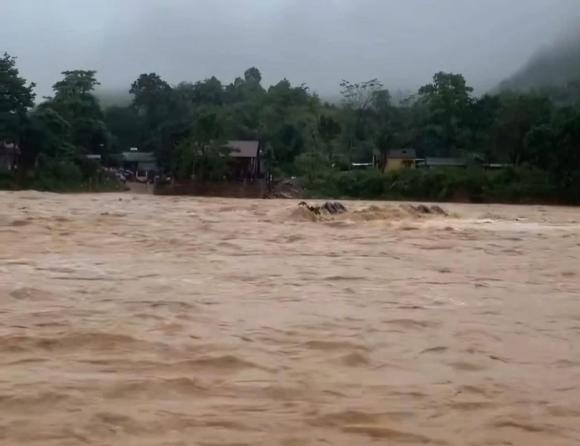 xe tải bị lũ cuốn trôi, tài xế xe tải, kiến thức