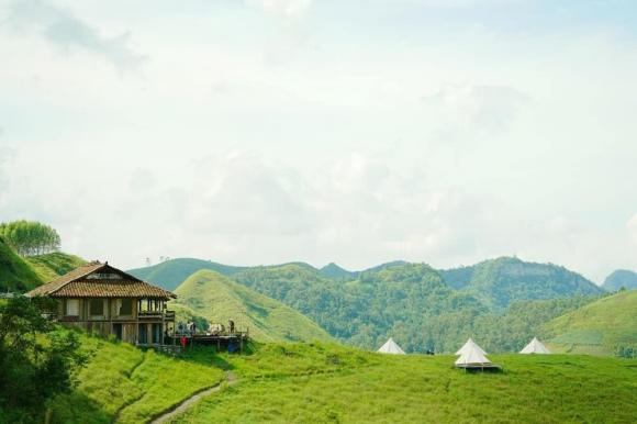 Cách Hà Nội 300km có một điểm ‘săn’ mây đang HOT rần rần, được ví như ‘Mông Cổ thu nhỏ’ 1 đồi cỏ Ba Quáng, đồi cỏ Vinh Quý