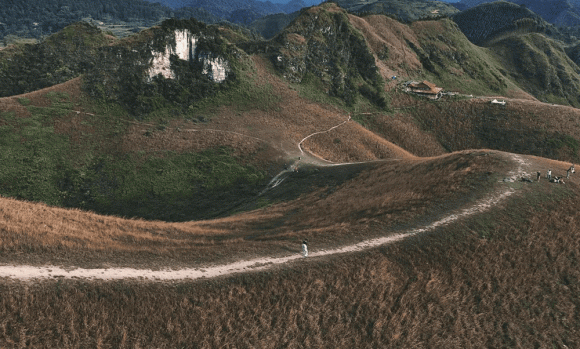 Cách Hà Nội 300km có một điểm ‘săn’ mây đang HOT rần rần, được ví như ‘Mông Cổ thu nhỏ’ 0 đồi cỏ Ba Quáng, đồi cỏ Vinh Quý