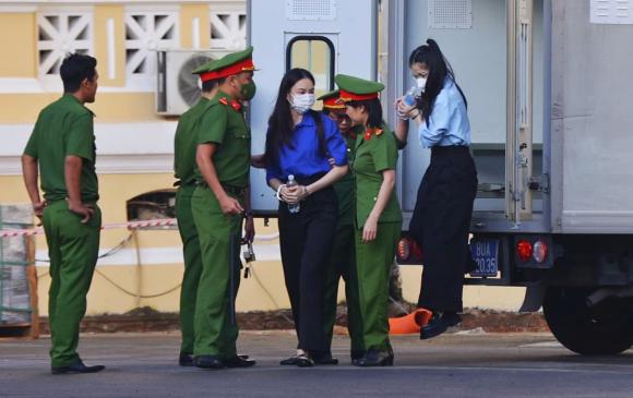 đưa đến tòa 1 Hoa hậu Thuỳ Tiên, Hằng Du Mục, Quang Linh Vlog