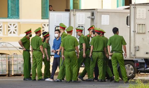 đưa đến tòa 3 Hoa hậu Thuỳ Tiên, Hằng Du Mục, Quang Linh Vlog