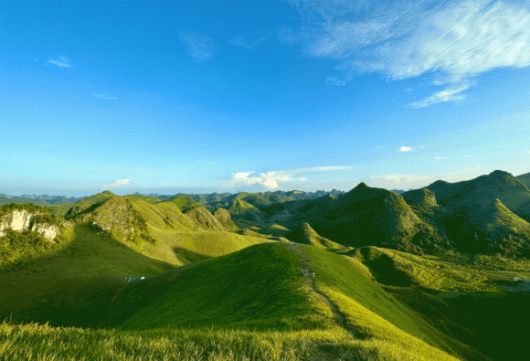 Cách Hà Nội 300km có một điểm ‘săn’ mây đang HOT rần rần, được ví như ‘Mông Cổ thu nhỏ’ 4 đồi cỏ Ba Quáng, đồi cỏ Vinh Quý