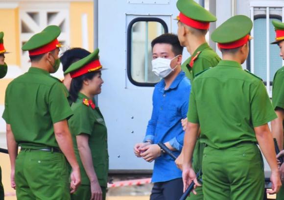 đưa đến tòa 5 Hoa hậu Thuỳ Tiên, Hằng Du Mục, Quang Linh Vlog