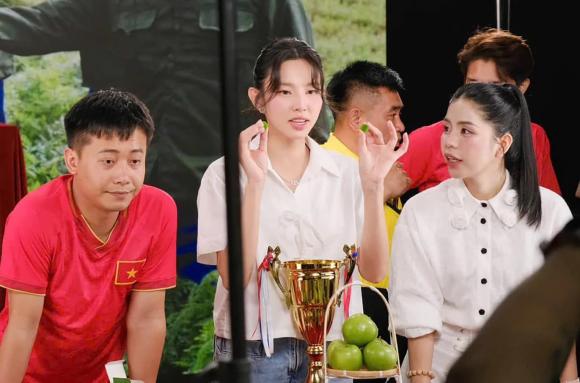 thuy-tien-7w8w-ngoisaovn-w1371-h906 0 Hoa hậu Thuỳ Tiên, Hằng Du Mục, Quang Linh Vlog