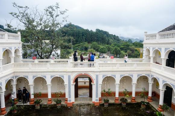 dinh thự Vua Mèo, Hoàng A Tưởng, nhà