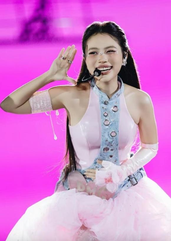 dan-mang-tranh-cai-ve-chiec-quan-di-dien-cua-phuong-my-chi-1-ngoisaovn-w962-h1358 4 Phương Mỹ Chi, sao Việt