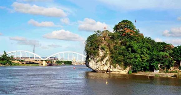 ngon-nui-chi-cao-25m-la-di-tich-quoc-gia-dac-biet-luu-giu-kho-tang-tho-van-khac-tren-da-do-so-bac-nhat-ca-nuoc (1).jpg 0 Núi Non Nước, núi Dục Thúy, Ninh Bình