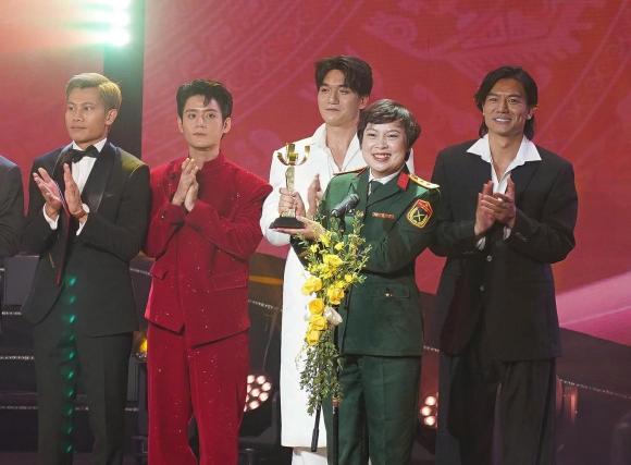 Mưa đỏ, Bông sen vàng, sao Việt