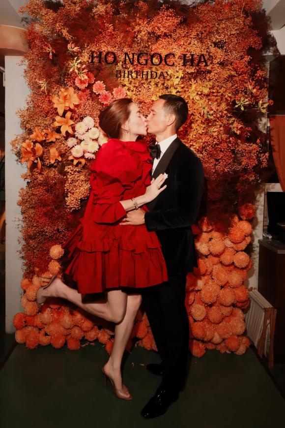 ha-ho-khoa-moi-kim-ly-nong-nan-trong-tiec-sinh-nhat-tang-toan-bo-tien-va-qua-cho-dong-bao-bao-lu-1-ngoisaovn-w1365-h2048 6 Hồ Ngọc Hà, Kim Lý, sao Việt