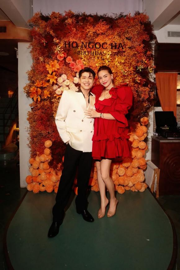 ha-ho-khoa-moi-kim-ly-nong-nan-trong-tiec-sinh-nhat-tang-toan-bo-tien-va-qua-cho-dong-bao-bao-lu-2-ngoisaovn-w1365-h2048 4 Hồ Ngọc Hà, Kim Lý, sao Việt