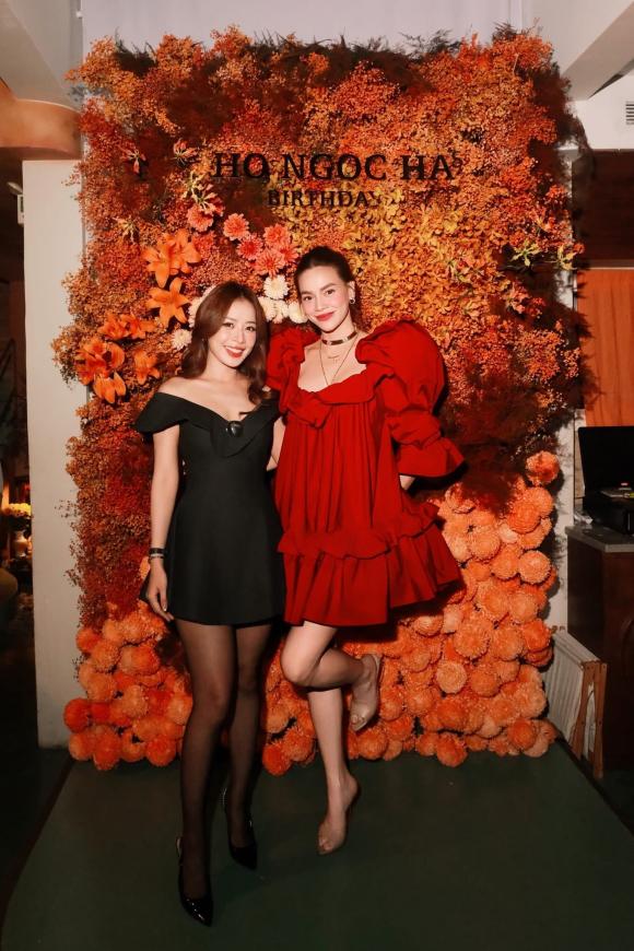 ha-ho-khoa-moi-kim-ly-nong-nan-trong-tiec-sinh-nhat-tang-toan-bo-tien-va-qua-cho-dong-bao-bao-lu-3-ngoisaovn-w1365-h2048 3 Hồ Ngọc Hà, Kim Lý, sao Việt