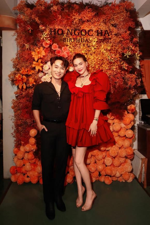 ha-ho-khoa-moi-kim-ly-nong-nan-trong-tiec-sinh-nhat-tang-toan-bo-tien-va-qua-cho-dong-bao-bao-lu-4-ngoisaovn-w1365-h2048 2 Hồ Ngọc Hà, Kim Lý, sao Việt